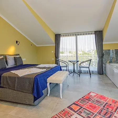 Soeguet 2 - 4 Bedroom With Jacuzzi In Fethiye