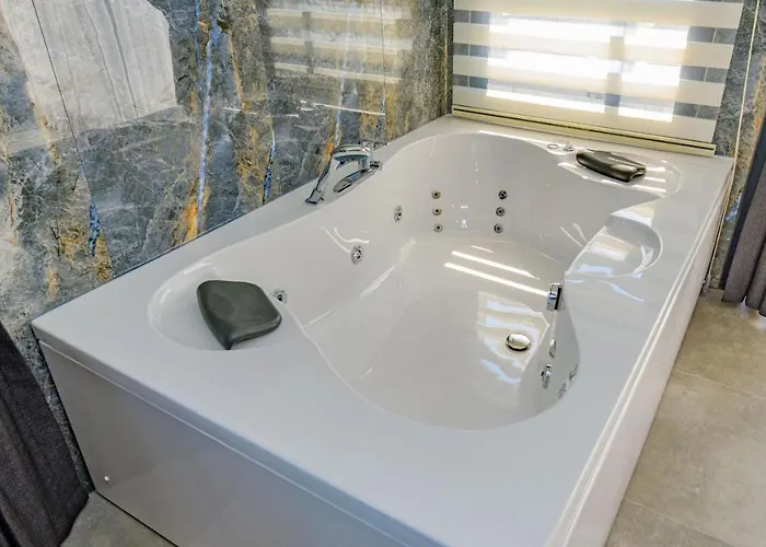 Söğüt 2 - 4 Bedroom With Jacuzzi In
