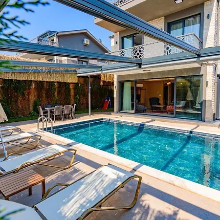 Soeguet 2 - 4 Bedroom With Jacuzzi In Фетхие