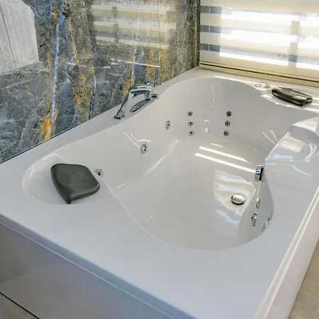 Soeguet 2 - 4 Bedroom With Jacuzzi In