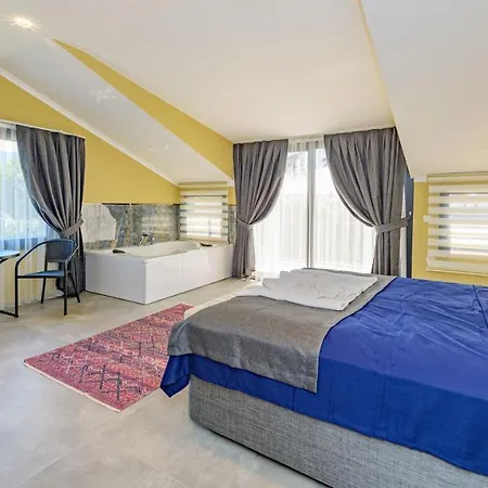 Soeguet 2 - 4 Bedroom With Jacuzzi In * Fethiye
